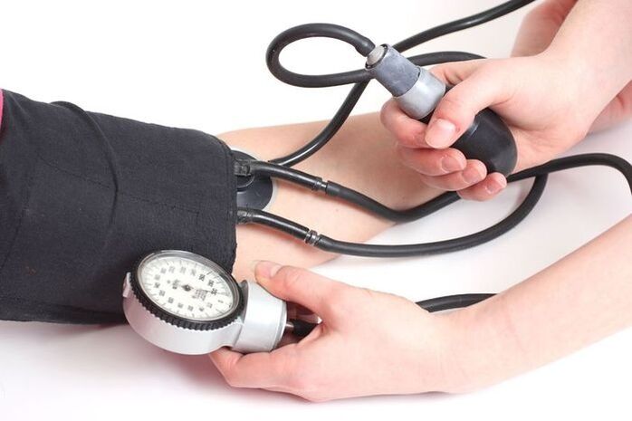 mesure de la tension artérielle pour l'hypertension